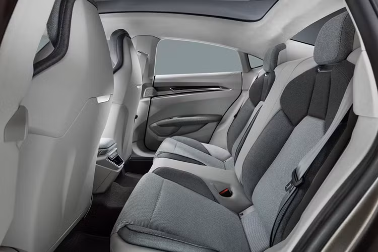 Những trang bị nổi bật khác mà hãng xe sang Audi trang bị cho xe bao gồm; vô lăng bọc Alcantara, nhiều chất liệu nội thất mới, một bộ chọn chế độ lái giúp thay đổi hành vi ứng xử của xe, và bố cục 4 ghế ngồi, mặc dù một người thứ 5 có thể nhét vào giữa nếu tình huống bắt buộc.