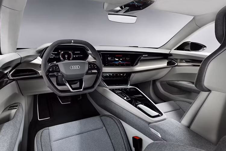 Bên trong của e-tron GT hé lộ một khoang lái có tính tối thiểu, nơi hầu hết bề mặt đều có một dạng tính năng màn hình cảm ứng nafod ods, ngoại trừ bảng đồng hồ tín hiệu chắc chỉ là dạng kỹ thuật số hoàn toàn. Các màn hình cũng được thiết kế tập trung hướng về tài xế, người cũng có thể vận hành chiếc xe thông qua một hệ thống hỗ trợ giọng nói thông minh. 