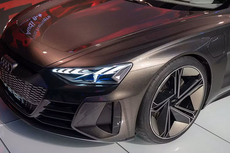 Hãng xe Audi cũng mong đợi phiên bản sản xuất thương mại của e-tron GT sử dụng mô-tơ điện kép có thể gia tốc từ 0-100 km/h trong khoảng 3,5 giây, trước khi đạt tốc độ 200 km/h trong khoảng 12 giây. Tốc độ tối đa sẽ được giới hạn ở 240 km/h vì mục đích cự li xe điện. 