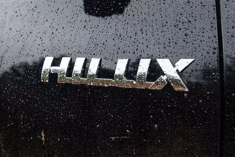 Mẫu xe Hilux Invincible 50 Chrome Edition đã được Toyota thay đổi hàng loạt các chi tiết ngoại thất. Đúng như tên gọi của mình, phiên bản này đã được trang bị nhiều chi tiết mạ màu chrome bóng lộn như lưới tản nhiệt, tay nắm cửa và thùng xe, bậc lên xuống.
