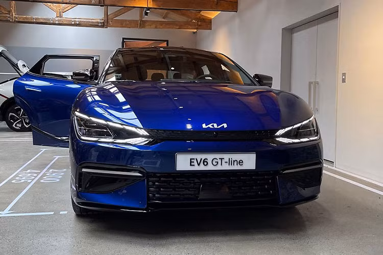 Được biết, Kia EV6 được định vị là chiếc Crossover (CUV) hạng C cùng phân khúc Sportage, Hyundai Tucson, Mazda CX-5... và cạnh tranh trực tiếp với xe điện Hyundai Ioniq 5.Nhìn tổng thể Kia EV6 GT-Line khá giống với siêu SUV Lamborghini Urus nhờ thiết kế trẻ trung, mạnh mẽ và đậm chất tương lai. 