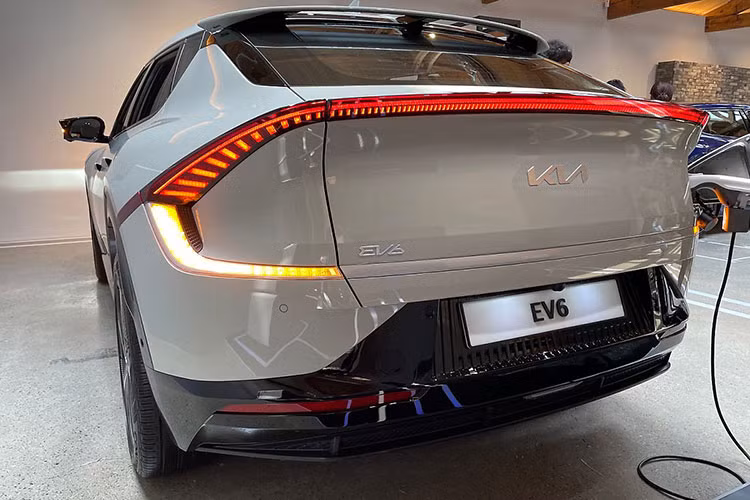 Với phiên bản GT-Line cao cấp nhất, Kia EV6 được trang bị 02 động cơ điện cho ra tổng công suất 577 mã lực, mô men xoắn cực đại đạt 740 Nm. Mẫu xe điện này có thể tăng tốc từ 0-100km/h trong 3,5 giây trước khi đạt vận tốc tối 260 km/h.