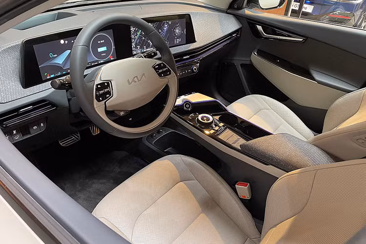 Bên trong khoang nội thất, dễ dàng nhận ra thiết kế quen thuộc của Kia EV6 từng xuất hiện trên những mẫu xe sang của thương hiệu này như K8 hay K9, có điều các chi tiết đã được thu nhỏ lại. Điểm chung dễ nhận ra nhất có thể kể đến hệ thống màn hình đôi trên khu vực táp-lô kích thước lớn và thiết kế tràn viền, loại bỏ hoàn toàn phím bấm vật lý.