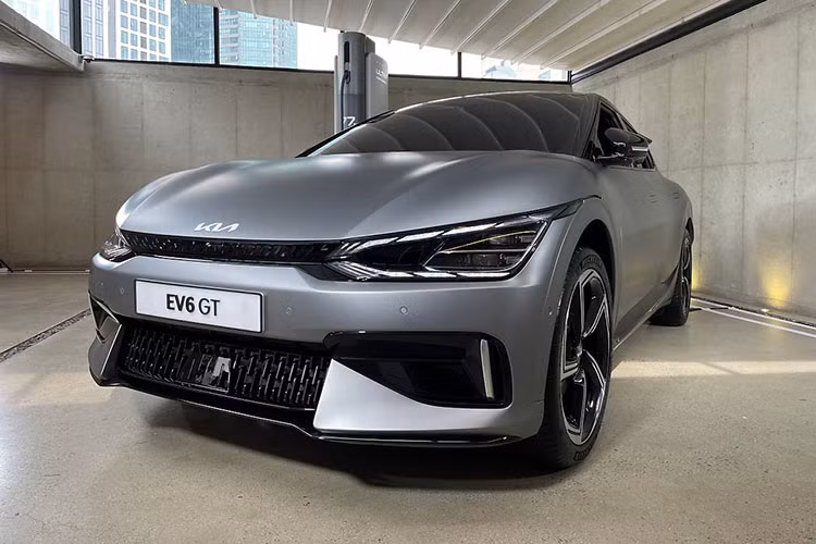 Tại Mỹ, giá xe Kia EV6 First Edition khởi điểm từ 58.500 USD, tương đương 1,34 tỷ đồng, mức giá trên ngang với nhiều dòng xe hạng sang chạy động cơ xăng truyền thống. Những chiếc xe đầu tiên dự kiến được giao đến khách hàng Mỹ vào quý I/2022 và được dự báo mở ra kỷ nguyên xe điện đến từ Hàn Quốc.