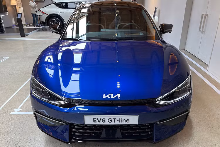 Xe sở hữu công nghệ đèn LED toàn phần. Nhìn ngang thân xe, Kia EV6 GT-Line có thiết kế fastback với phần trần xe hạ thấp về phía sau mang đến cái phong cách thể thao đặc trưng. Khác với Hyundai Ioniq 5 dùng camera, Kia EV6 vẫn dùng gương chiếu hậu truyền thống với thiết kế sơn đèn, dải LED xi-nhan được tích hợp và những tính năng tiên tiến nhất được cập nhật.