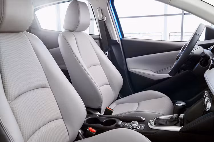 Nếu mua bản XLE, khách hàng Mỹ sẽ nhận về những trang bị nội thất như ghế bọc giả da, hệ thống điều hòa tự động và cần gạt mưa tự động. Vô lăng bọc da và hệ thống đèn pha LED cũng là trang bị dành cho Toyota Yaris Hatchback 2020 bản XLE.
