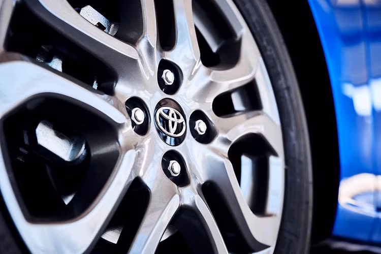 Ngoài ra, mẫu xe hatchback hạng B này còn có nhiều trang bị an toàn ấn tượng như đèn sương mù, camera lùi và bộ vành hợp kim 16 inch.