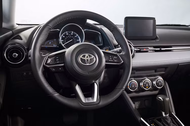 Nội thất của mẫu xe Toyota Yaris Hatchback 2020, người lái còn tìm thấy những điểm nhấn mạ crôm, nút bấm khởi động máy, hệ thống âm thanh 6 loa, gương trang điểm phát sáng và bộ cứu thương.