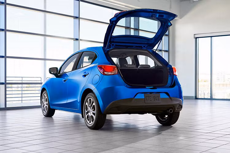 Về an toàn, hãng Toyota chỉ nhắc đến hệ thống ngăn va chạm ở tốc độ thấp tiêu chuẩn. Hệ thống này sẽ phát hiện nguy cơ va chạm tiềm ẩn và cảnh báo bằng âm thanh cũng như hình ảnh. Nếu người lái không kịp phản ứng, hệ thống sẽ tự động nhấn phanh.