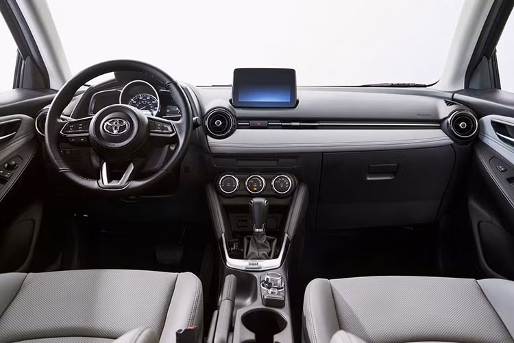 Bên trong Toyota Yaris Hatchback 2020 xuất hiện vô lăng 3 chấu gật gù, màn hình thông tin giải trí 7 inch, tương thích với Apple CarPlay và Android Auto. Ngoài ra, hệ thống thông tin giải trí còn có tính năng định vị vệ tinh GPS. Tuy nhiên, khách hàng cần mua khe cắm thẻ nhớ SD tùy chọn để kích hoạt tính năng GPS này.