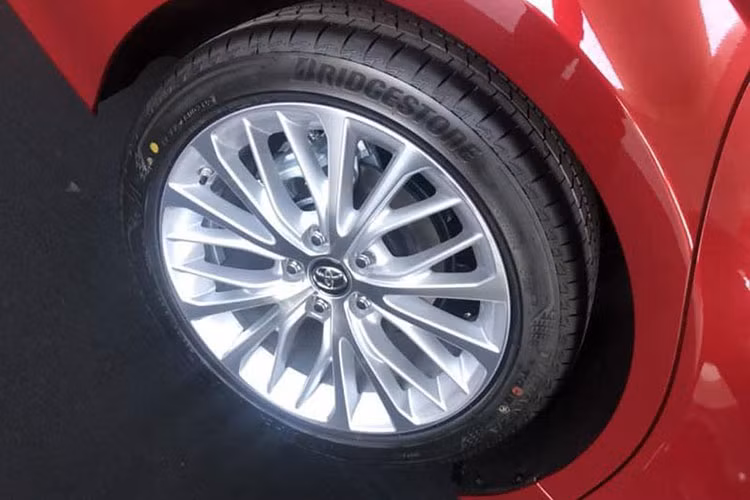 Toyota Camry 2.5Q 2019 đang được trưng này sở hữu bộ mâm đa chấu màu xám với kích thước 18 inch cùng lốp Bridgestone. Phần đuôi xe với đèn hậu dạng Led cùng thiết kế mềm mại và tinh tế. 