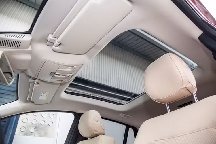 Ngoài ngoại hình thể thao, bên trong khoang cabin của xe GLE Coupé cũng hướng đến phong cách thể thao nhưng lại không làm mất đi sự tiện nghi thoải mái cho người lái.