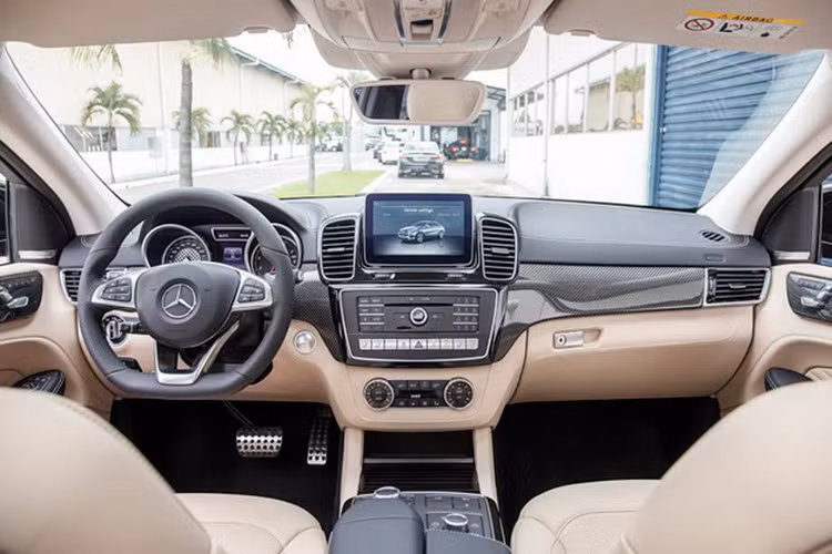 GLE Coupé là sản phẩm hiếm hoi vừa mang trên mình những công nghệ tiên phong của ngành ôtô như hộp số 9G-TRONIC hay hệ thống hỗ trợ phòng ngừa va chạm CPA Plus, vừa có thể truyền tải những trải nghiệm thể thao thuần khiết nhờ vào sự xuất sắc về mặt cơ khí chế tạo.