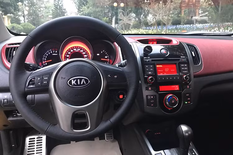 Forte Koup được thiết kế để nhắm đến đối tượng khách hàng trẻ, vì thế Kia đã trang bị cho xe những thiết bị tiên tiến vào thời điểm đó như: radio vệ tinh Sirius, nút bấm trên vô lăng, cổng cắm phụ, cổng USB và kết nối Bluetooth. Trên bản cao cấp nhất trang bị màn hình Navigation cảm ứng, điều hòa tự động một vùng, đầu CD nối với 6 loa…