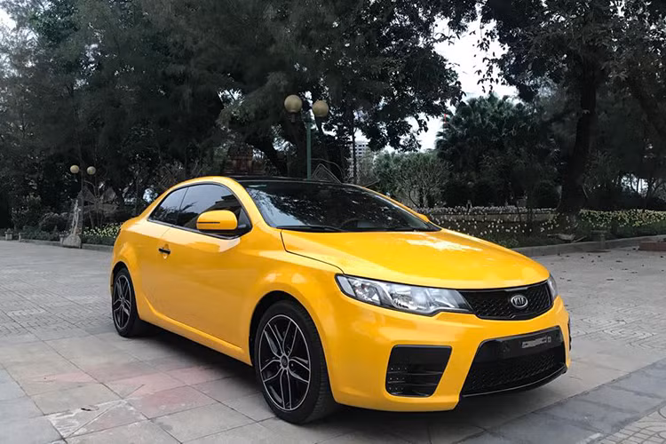 Hiện trên thị trường xe cũ Việt Nam, giá bán xe Kia Forte Koup có nhiều mẫu từ đời 2009 – 2011 với mức dao động từ 380 – 440 triệu đồng tùy vào đời xe và chất lượng xe còn lại sau nhiều năm sử dụng. Xe cũng có hai phiên bản động cơ 1.6 lít và 2.0 lít, nhưng loại 1.6 lít phổ biến hơn. Hầu hết xe Kia Forte Koup ở Việt Nam đều dùng hộp số tự động 4 cấp cho đời 2009 – 2010 và 6 cấp cho phiên bản 2011.