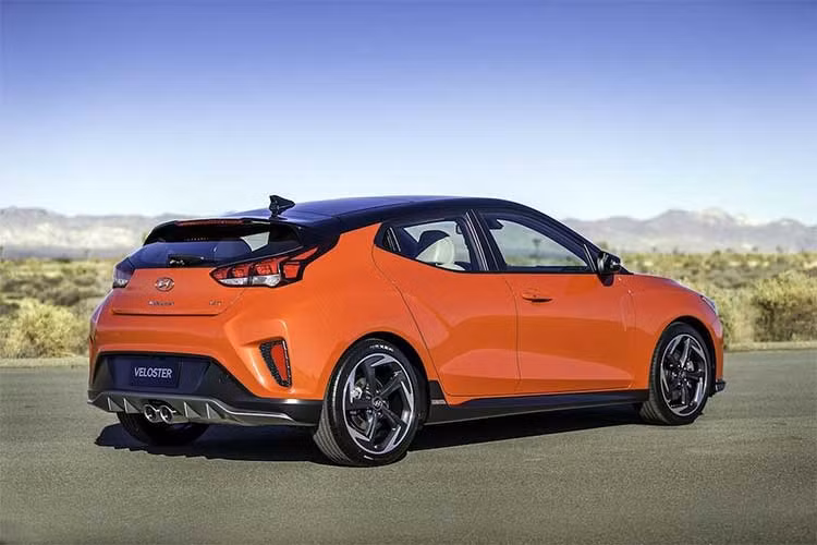 Veloster sẽ được trang bị động cơ 2.0l 4 xi-lanh thẳng hàng nạp khí tự nhiên, cho công suất 147 mã lực và mô-men xoắn 178Nm. Dẫn động cầu trước, cỗ máy này được nối với hộp số sàn hoặc tự động 6 cấp.