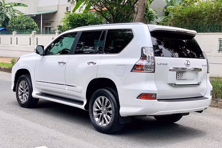 Động cơ của xe cũng vẫn là loại 4,6 lít V8 cho công suất 292 mã lực tại vòng tua 5.500 vòng/phút với hộp số tự động 6 cấp. Mức tiêu hao nhiên liệu 12,8 lít/100 km theo công bố của nhà sản xuất. GX 460 sử dụng hệ dẫn động 4 bánh toàn thời gian, vi sai hạn chế trượt, hệ thống thanh cân bằng thủy lực điện tử KDSS. Ngoài ra là tính năng tự động kiểm soát độ cao, hiển thị góc lái.