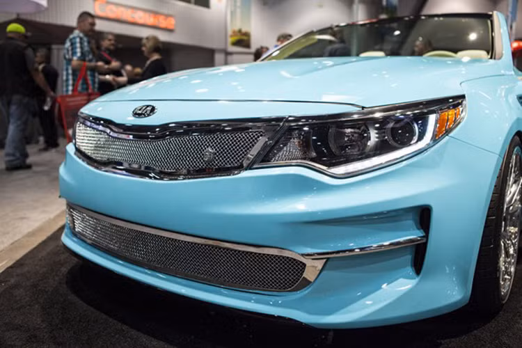 Để giữ sự rắn chắc cho thân vỏ sau khi phần mui đã bị gọt bỏ, Kia A1A Optima được bổ sung ống thép gia cố tích hợp. Bên trong A1A Optima mui trần độc nhất vô nhị này còn có hệ thống treo lò xo cuộn Ksport giúp hạ thấp chiều cao gầm.