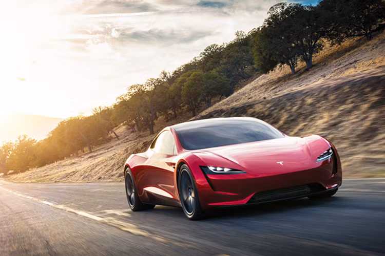 CEO Elon Musk cho biết siêu ôtô điện Tesla Roadster, mẫu xe vừa có màn ra mắt bất ngờ trong sự kiện giới thiệu xe tải Tesla Semi mới ở California, sở hữu mô-men xoắn 10.000Nm. Đặc biệt, nó có thể tăng tốc từ 0-100km/h trong chưa đầy 2 giây và đạt 160km/h trong 4,1 giây.