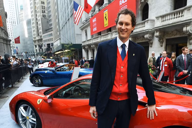  Hãng siêu xe Ferrari nổi tiếng hàng đầu không chỉ của nước Ý mà còn của toàn thế giới ôtô. Những chiếc xe mang logo con "ngựa chồm" dũng mãnh vốn là giấc mơ của những người mê vẻ đẹp của tốc độ, đặc biệt là cánh mày râu. Tuy nhiên hồi tháng 6/2021 vừa qua, toàn bộ dây chuyền chế tác những chiếc siêu xe thể thao tại nhà máy Ferrari ở Maranello, Ý, bất ngờ… dừng sản xuất.