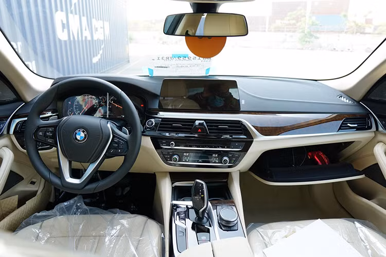 Trên BMW 530i, nội thất gồm các chi tiết được ốp gỗ Fineline cao cấp màu Burled Warnut, bo xung quanh là viền kim loại nhám tạo sự sang trọng, lịch lãm. Ở phiên bản này, xe được trang bị màn hình giải trí trung tâm cảm ứng, có kích thước 10,25 inch lớn hơn màn hình trên BMW 520i.
