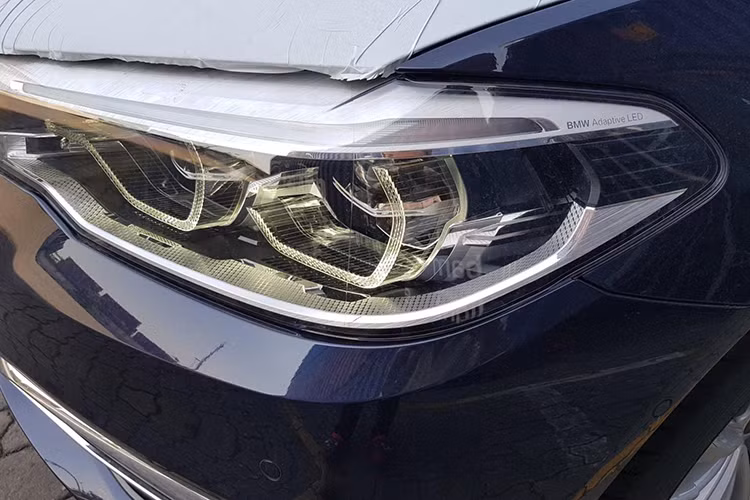 Về thiết kế ngoại thất, BMW 5-Series mới vẫn giữ nét sang trọng đặc trưng của một mẫu sedan cao cấp nhưng thể thao hơn nhờ trang bị cơ sở gầm bệ CLAR (Cluster Architecture) sử dụng vật liệu nhẹ giúp trọng lượng xe giảm tới 100 kg so với thế hệ trước. Thay đổi này kéo theo chiều dài tăng thêm 36 mm và chiều rộng tăng thêm 6 mm.