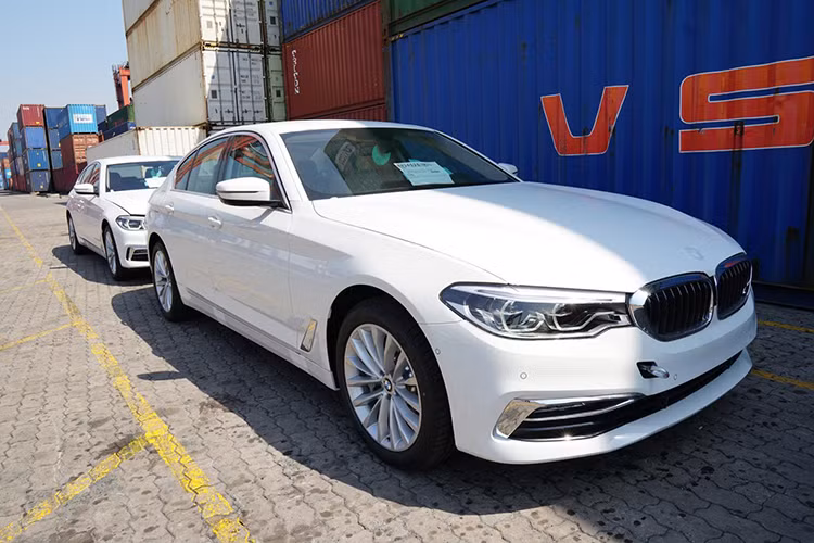Dù đại lý đã bắt đầu nhận cọc cho BMW 5-Series mới từ trước đó nhưng phải đến bây giờ, mức giá bán tạm tính mới được hé lộ. Cụ thể, giá xe BMW 520i sẽ từ 2,389 tỷ đồng trong khi khách hàng đặt cọc cho mẫu 530i được báo giá 3,069 tỷ đồng.