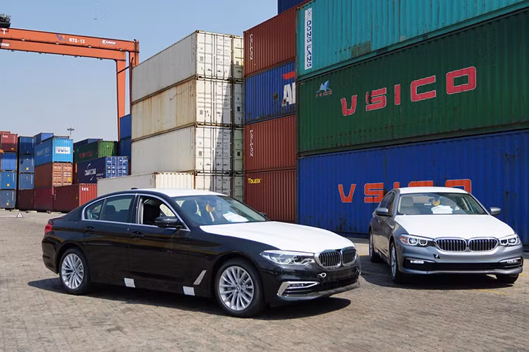 Những hình ảnh đầu tiên của mẫu xe BMW 5-Series 2019 tại cảng VICT, TP HCM đã được hé lộ. Theo kế hoạch phân phối của THACO Trường Hải, thế hệ thứ 7 của BMW 5-Series được đưa về để cạnh tranh cùng Mercedes-Benz E-Class ở phân khúc sedan hạng sang.