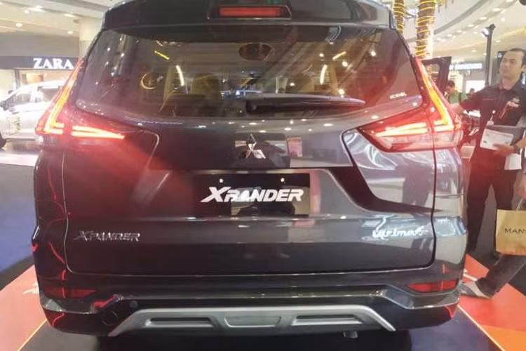 Một điểm thay đổi nữa của Mitsubishi Xpander 2020 chính là dải đèn LED định vị ban ngày, bên cạnh đó mâm xe được làm mới với 2 tông màu kích cỡ 16 inch. Ăng-ten vây cá mập và cửa kính phía sau lắp thêm hệ thống dây nhiệt nhằm tránh tình trạng kính bị mờ khi đi trong sương mù.
