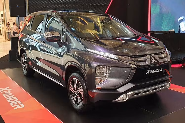 Xe trang bị tiêu chuẩn gồm 2 túi khí, các hệ thống chống bó cứng phanh ABS, cân bằng điện tử, hỗ trợ khởi hành ngang dốc và cảnh báo phanh khẩn cấp. Bản cao cấp nhất có chìa khóa thông minh, khởi động nút bấm và ga tự động Cruise Control. Xe có đến 8 biến thể ở Indonesia, giá xe Mitsubishi Xpander 2020 từ 215,8 triệu Rupiah đến 272,1 triệu Rupiah (tương đương từ 345,8 đến 436 triệu đồng đồng).