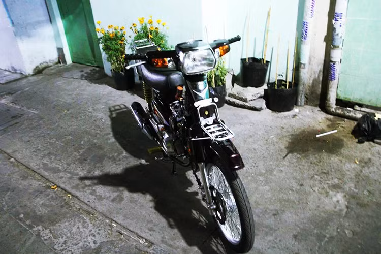 Chiếc Honda Super Dream này đã được dọn lại theo đúng phong cách kiểng quen thuộc, sử dụng một số phụ tùng "độc" để tạo điểm nhấn thể thao hơn cho dòng xe Dream vốn khá "già". Tuy nhiên nó vẫn giữ lại những "khí chất" của dòng xe Dream nguyên bản.