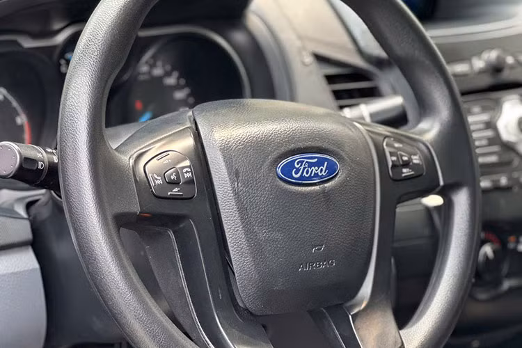 Tuy nhiên, hệ thống SYNC hỗ trợ kết nối Bluetooth, âm thanh 4 loa và không gian rộng rãi vẫn đủ đáp ứng nhu cầu sử dụng thực tế.