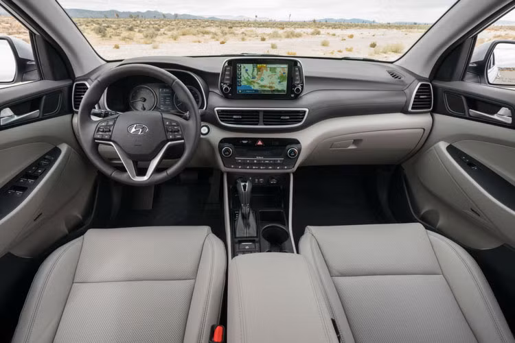 Ngoài thiết kế ngoại thất cải tiến, Hyundai Tucson 2019 còn được bổ sung nội thất mới mẻ với màn hình của hệ thống thông tin giải trí nằm độc lập trên mặt táp-lô thay vì tích hợp vào cụm điều khiển trung tâm. Sự thay đổi này cho phép hãng Hyundai đặt cửa gió điều hòa bên dưới màn hình thông tin giải trí thay vì 2 bên như trước.