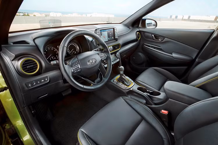 Tương tự bên ngoài, thiết kế nội thất của Hyundai Kona 2018 cũng theo đuổi phong cách lạ mắt với những điểm nhấn được sơn màu giống ngoại thất. Cửa gió điều hòa cỡ lớn, màn hình cảm ứng 7 hoặc 8 inch nằm trên mặt táp-lô, hỗ trợ ứng dụng Apple CarPlay/Android Auto tiêu chuẩn là những điểm nhấn trong nội thất.