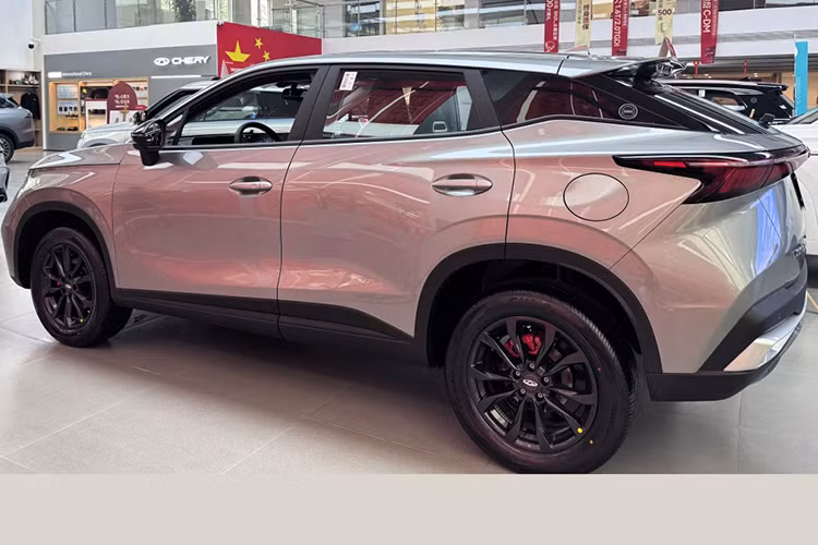 So với "người anh em" Omoda C5 cùng nền tảng đang bán tại Việt Nam, mẫu xe SUV Chery Tiggo 5X tại Trung Quốc được định vị là dòng xe phổ thông hơn. Mẫu xe này trước đây có tên gọi Chery FX, nhưng từ cuối năm 2024 đã được đổi tên thành Tiggo 5X High Energy.
