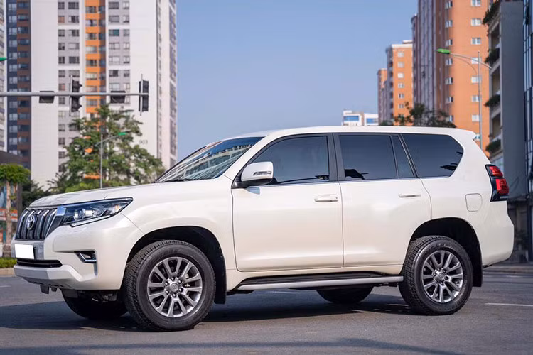 Theo những hình ảnh được đăng tải, ngoại và nội thất của chiếc SUV này vẫn trong tình trạng khá tốt, không khác nhiều so với xe mới. Theo thông tin từ người bán, xe đã đi được 30.000 km. Toyota Land Cruiser Prado 2021 có kích thước dài 4.840 mm, rộng 1.885 mm và cao 1.845 mm. Xe có chiều dài cơ sở 2.790 mm và khoảng sáng gầm 215 mm.