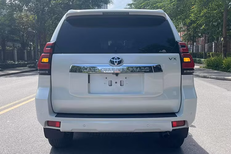 Ngoài ra, hệ thống an toàn Toyota Safety Sense hiện đại còn bao gồm các tính năng như điều khiển hành trình chủ động, cảnh báo chệch làn đường, và cảnh báo tiền va chạm.