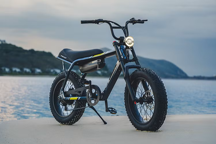 Là một mẫu xe điện thông minh, VF DrgnFly cho phép người dùng kết nối và quản lý thông qua ứng dụng di động. Nhờ đó, người dùng có thể thay đổi chế độ lái, lưu trữ hành trình, mở/khóa các chế độ đặc biệt… ngay trên điện thoại thông minh. Quan trọng nhất, khả năng cập nhật phần mềm từ xa qua giao thức OTA sẽ giúp cho xe không ngừng được tối ưu để mang đến cho người dùng trải nghiệm sử dụng vượt trội.