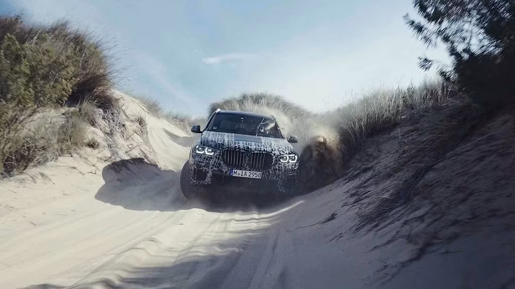 Không dừng lại ở đó, mẫu xe BMW X5 thế hệ mới sẽ là mẫu xe đầu tiên của dòng X trang bị hệ thống chuyển hướng toàn phần (AWS) trên cả bốn bánh xe. Xe sẽ chuyển sang nền tảng mô-đun CLAR mới nhất của BMW đã trang bị trên 5 và 7-Series cùng những model thể thao từ bộ phận M Performance.