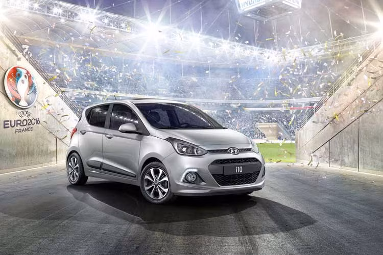 Trần của xe màu đen và một số chi tiết được bọc vải nội thất Go! SE. Huyndai i10 Go! SE sẽ có 4 màu sơn: xanh lam, xám, đen và trắng. 