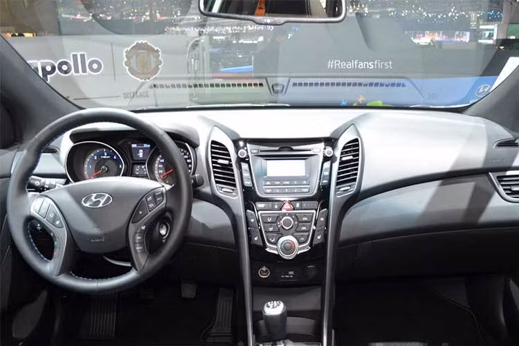 Thiết kế cản trước của xe giống của bản i30 Fastback, gương cửa màu đen bóng, cửa kính phủ tối màu, trần xe màu đen, bọc vải nội thất Go! SE và hệ thống điều hoà tự động hai vùng. Về màu sơn, cũng có 4 màu như hai mẫu trên, nhưng màu xám được chuyển từ tông xám xanh (Stardust Grey) sang xám chì (Micron Grey).