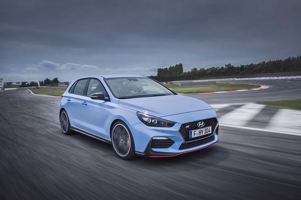 Là chiếc hatchback mạnh nhất trong gia đình Hyundai hiện tại, Hyundai i30N hatchback có công suất lên 271 mã lực và mô-men xoắn 352 Nm. Hiệu suất này có được từ động cơ 2,0 lít tăng áp, đi kèm cùng hộp số sàn 6 cấp và hệ dẫn động bánh trước, Hyundai i30N có khả năng tăng tốc 0-100 km/h trong 6,1 giây trước khi chạm tốc độ tối đa 250 km/h.