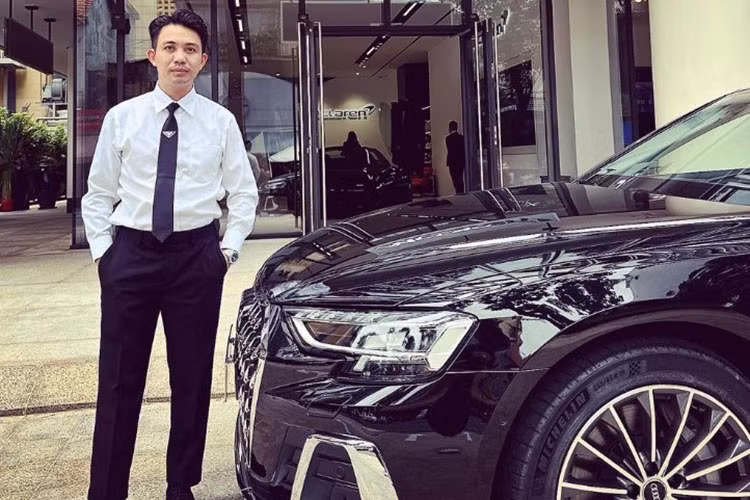 Audi A8L 2022 của Cường Đô la và Minh Nhựa đều có khoang lái bọc da màu đen và trần xe màu xám. Các điểm nhấn khác bao gồm 2 ghế ngồi thương gia được chia đôi bằng bảng điều khiển trung tâm kéo dài có tích hợp rất nhiều đồ chơi như một màn hình OLED 5,7 inch điều chỉnh các tính năng cơ bản, hộp làm lành, 2 màn hình 10 inch có thể tháo rời làm máy tính bảng... 
