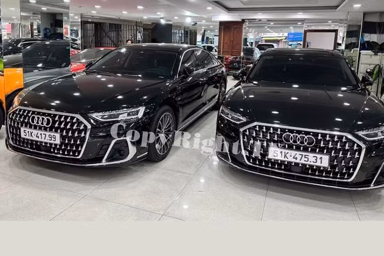 Hình ảnh cặp đôi Audi A8L của Cường Đô la và Minh Nhựa không hẹn mà gặp đã cùng xuất hiện tại showroom bán xe sang ở Q5, TP HCM đã khiến cư dân mạng thích thú. Được biết, độ chán xe Audi A8L của Minh Nhựa nhanh hơn Cường Đô la khi chỉ mới mua 2 tháng đã bán lại.