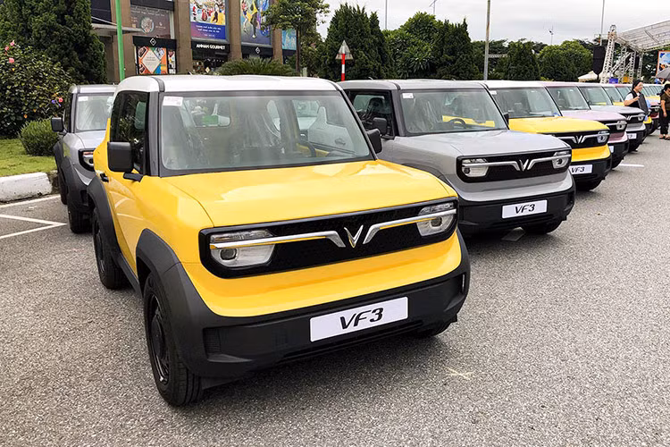 Về an toàn, VinFast VF3 có hệ thống chống bó cứng phanh ABS, hỗ trợ phanh khẩn cấp, kiểm soát lực kéo TCS, hỗ trợ khởi hành ngang dốc, căng đai khẩn cấp ghế trước, tính năng khóa động cơ khi có trộm và 1 túi khí. Xe còn có hỗ trợ đỗ xe phía sau (cảm biến lùi) và camera lùi.