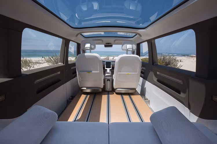 Đáng chú ý, mẫu xe concept Volkswagen I.D. Buzz Cargo chạy điện này càng ở lâu dưới ánh mặt trời, thì nó có thể lái được càng xa. Và với một hệ thống tự lái Cấp 4, bạn có thể làm hàng tá việc khác trong khi chiếc xe tự lái tới địa điểm mà bạn mong muốn về mặt lý thuyết. 