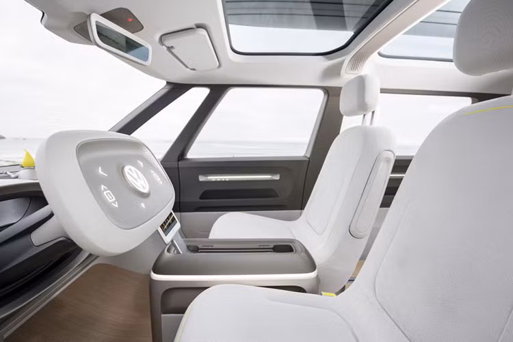 Xe có cửa mở phía sau rộng, cộng thêm một cửa trượt bên phía hành khách để tối ưu hóa không gian nội thất, và có thể chơ tới 800 kg đồ đạc. Đặc biệt, hệ thống quang điện của xe có thể sản sinh nhiều năng lượng tới mức nó có thể kéo dài cự li di chuyển lên thêm 15 km mỗi ngày.
