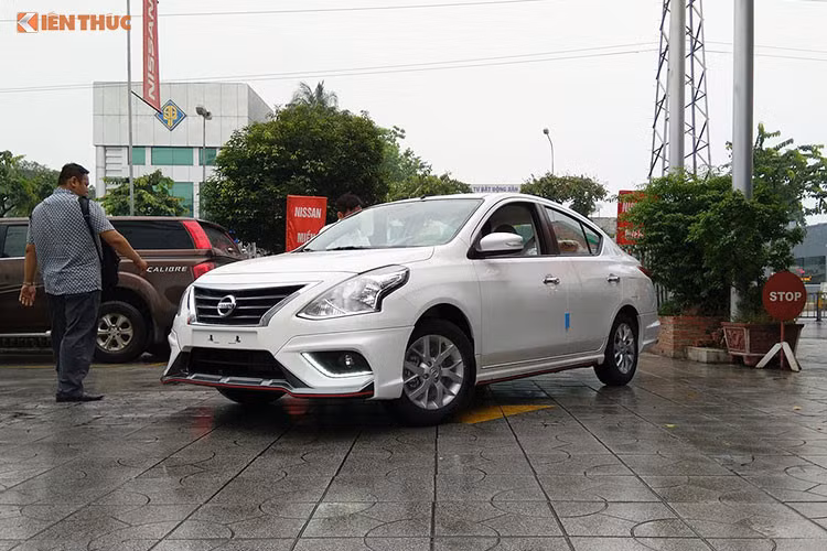 Sunny cạnh tranh trực tiếp với các đối thủ phân khúc B tại thị trường Việt Nam như: Toyota Vios, Hyundai Accent hay Honda City. Đây đều là những mẫu xe có doanh số bán rất tốt, vượt xe doanh số Nissan Sunny. Sau khi được giảm giá, hiện giá bán Nissan Sunny tương đối cạnh tranh và hy vọng sẽ có thể tăng doanh số trong mùa mua sắm xe cuối năm.