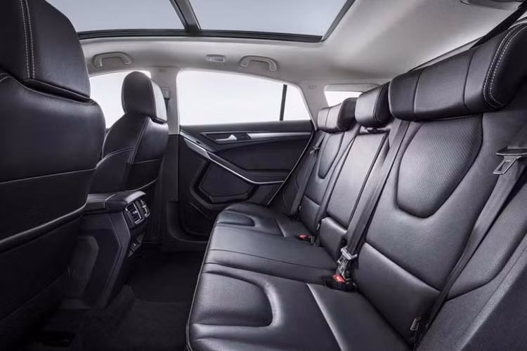 Các trang bị nổi bật của Ford Territory tại thị trường Trung Quốc bao gồm ghế bọc da với chỉ khâu tương phản, chi tiết ốp trang trí bằng nhôm, cửa sổ trời, cửa gió hàng ghế sau, gương ngoại thất và cửa sổ chỉnh điện, hệ thống kết nối với chức năng WiFi 4G LTE, hỗ trợ người lái Co-Pilot 360...