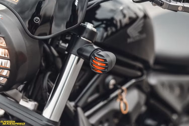 Pha lẫn giữa nét cổ điển và tính hiện đại chính là cặp tay phanh và côn Honda Rebel được gia công nhôm CNC với 6 nấc tăng chỉnh phù hợp.